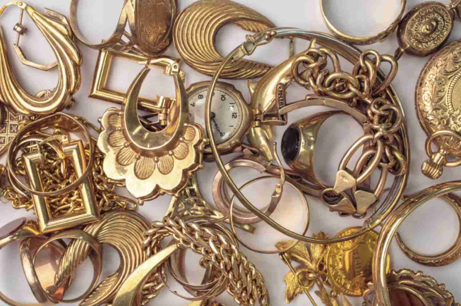 Pile of mixed gold jewellery 