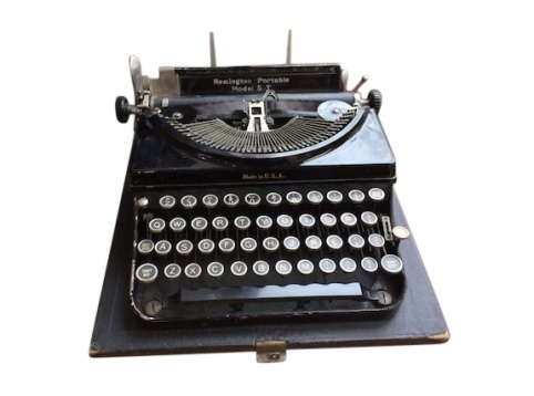 Portable typewriter image